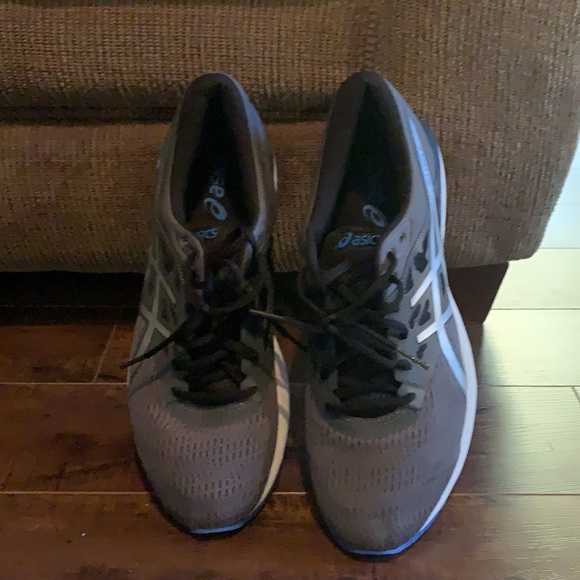 Men’s ASIC workout shoe - Picture 2 of 4